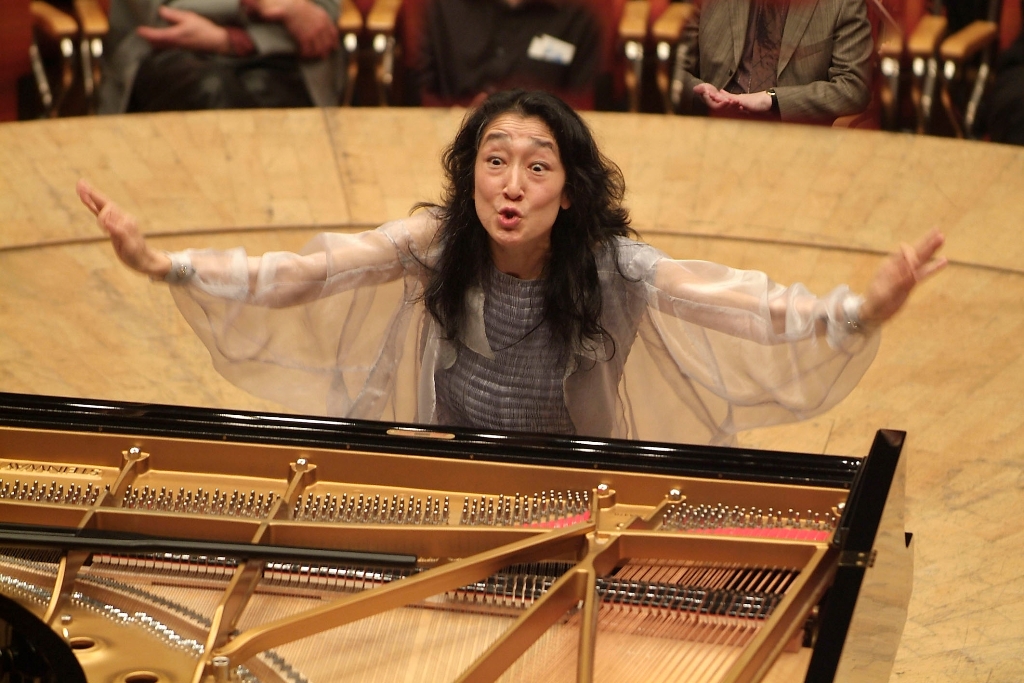 Mitsuko Uchida – Klavier u. Leitung2005-10-27 PhilharmonieFoto: Hyou Vielz