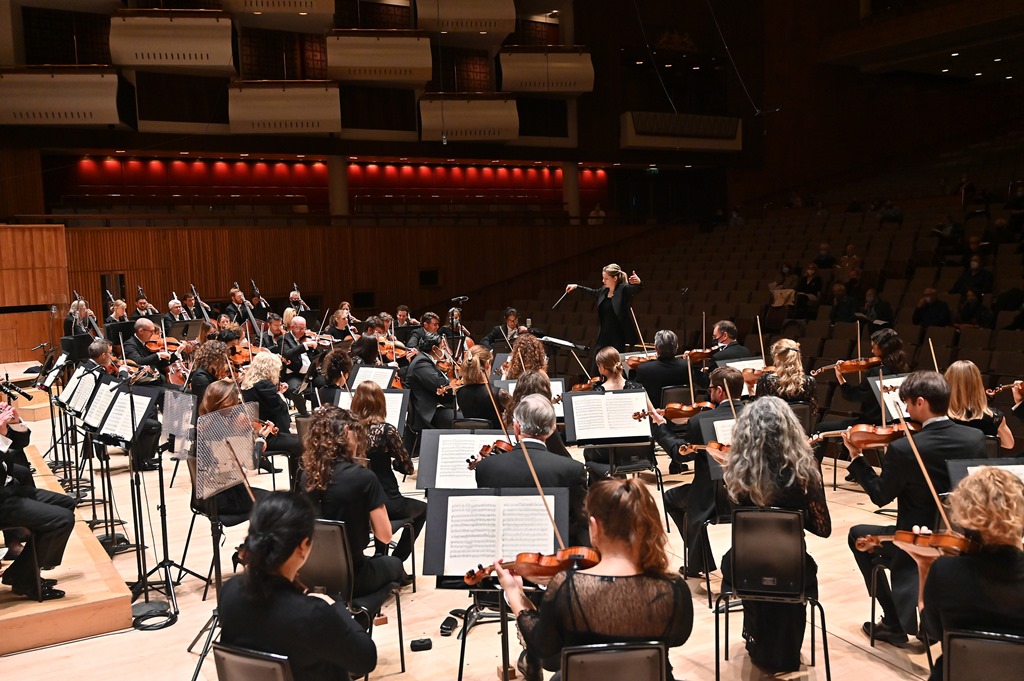 LPO RFH 011221 0731 Principal Guest Conductor Karina Canellakis and London Philharmonic Orchestra (c) Mark Allan