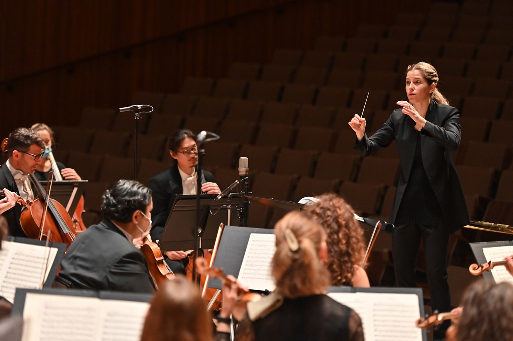 LPO RFH 011221 1069 Principal Guest Conductor Karina Canellakis and London Philharmonic Orchestra (c) Mark Allan