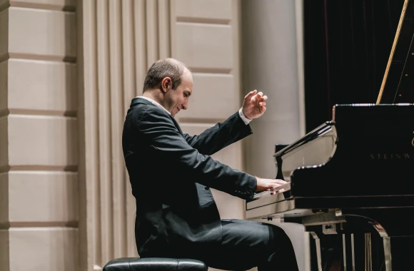 Gavrylyuk performs the Grieg Piano Concerto